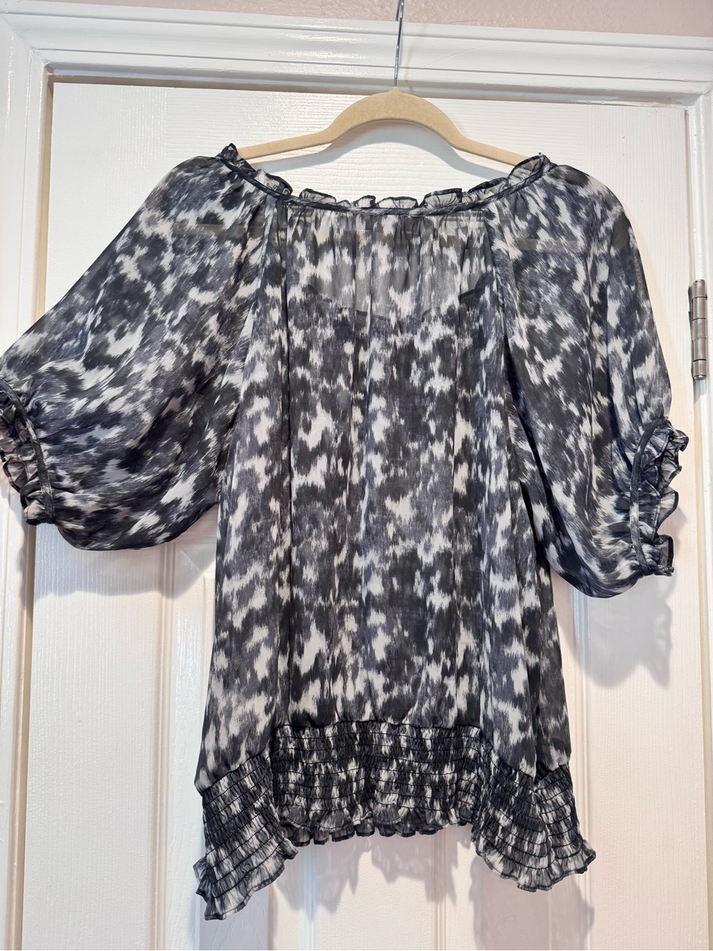 Michael Kors Abstract Sheer Blouse - Black & White - size Medium - Picture 2 of 5